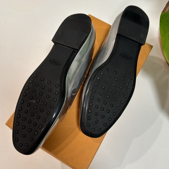 - Tod`s Silver Leather Loafers size 40, Like New, box and dust bag included - Picture 11 of 13